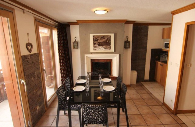 50m from ski slopes, 2nd floor, fireplace or stove, tv, ski locker, 50m², Val Thorens