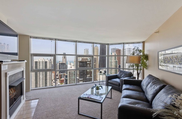 52nd Floor MagMile Penthouse VIEWS Fireplace Pool