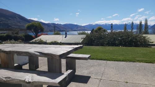 52sq Hawea Apartment, Lake and Mountain views!