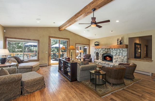 5400' Fam Home w/6 BD, 6.5BR, Hot Tub. XMAS RATE LOWERED DUE TO A CANCELLATION!