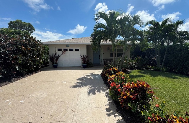 562 CASA BLUE - NEW INGROUND POOL 2023, LESS THAN A MILE FROM VANDERBILT BEACH