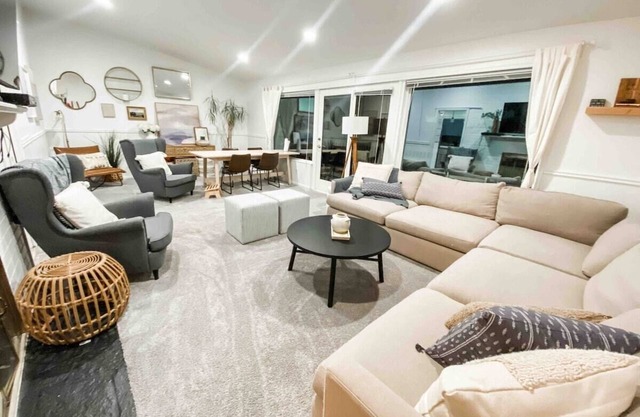 5645 116th Ave NE Kirkland Whole House · Family & Group Paradise Kirkland/Bridal