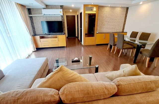 5B - 2 Bedroom Downtown Apartment with shared Pool