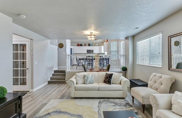 5BD Home w/ mountain view, board games, 30 min Ski