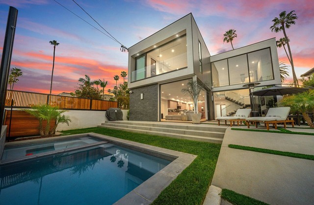 5BDR LUXURY DOHENY VILLA!