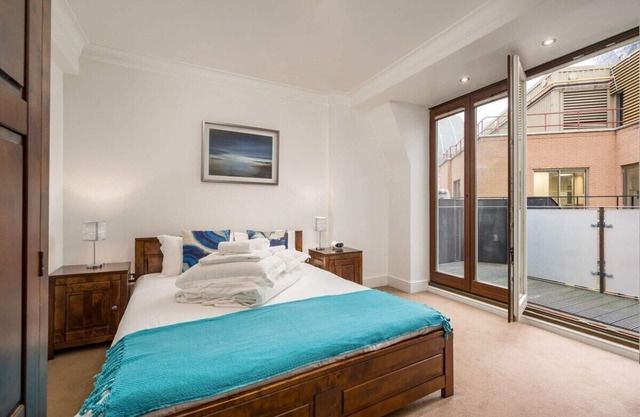 5BG Top Floor Attic 1 BR sleeps 4 Balcony Aircon