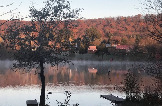 5BR/2.5BA Lakefront w/hot tub, pool table, fire pit