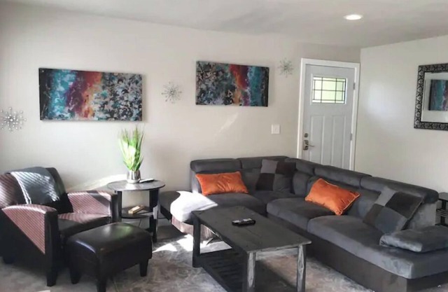 5br 8bed house near airport, downtown & train