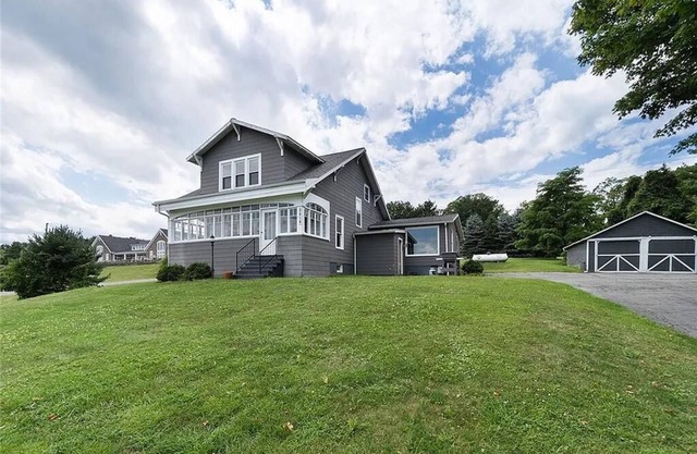 5BR Farmhouse Lakeview Sunrise Porch Firepit Nights & Coffee Bar