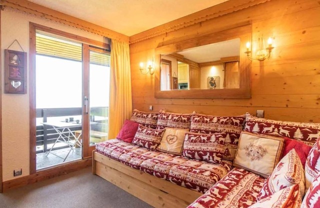 5m from ski slopes, 2nd floor, view valley, balcony, tv, ski locker, 25m², Valmorel