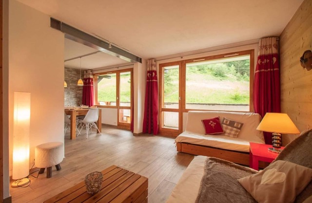 5m from ski slopes, 7th floor, view mountain, balcony, tv, ski locker, 57m², Valmorel
