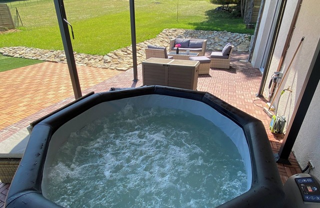 6/8 person gîte with swimming pool and jacuzzi