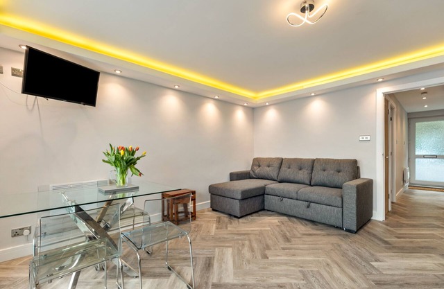 6 Beach Court - Beach Access, Sea Views, Parking
