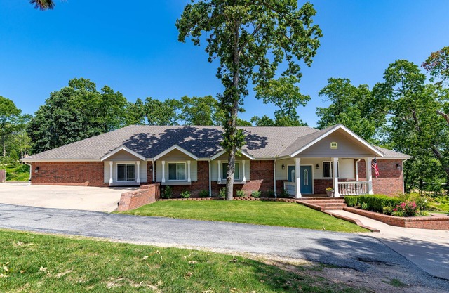 6 Bed/4 Bath Lake House with Access to Pool, Boat Slips and Boat Rental