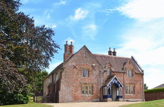 6 bedroom accommodation in Dudsbury, Ferndown
