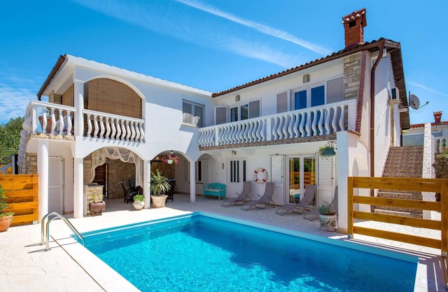 6 bedroom beautiful home in Povljana