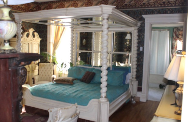 6-bedroom bed & breakfast in marvelous Keokuk with WiFi, AC