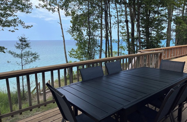 6 bedroom Cottage in Manistee on Lake Michigan. Stairs to private beach