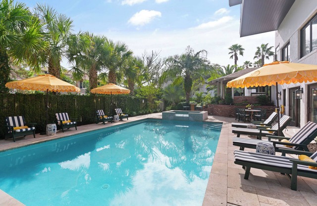 6 Bedroom home with Pool located at the East Beach 9th Street Entrance
