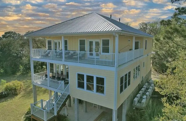 6 Bedroom house on 2.5 acres with Panoramic Marsh Views! Golden Isles