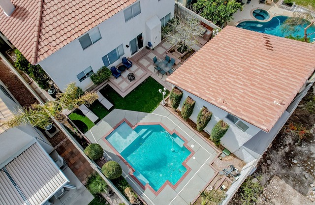 6 BR 4bath w/ENTIRE Guest House, Pool & Movie Room- 14 Min from The Strip!