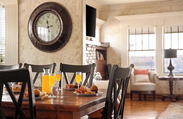 6 br close to The Branson Landing! Trolley stop!