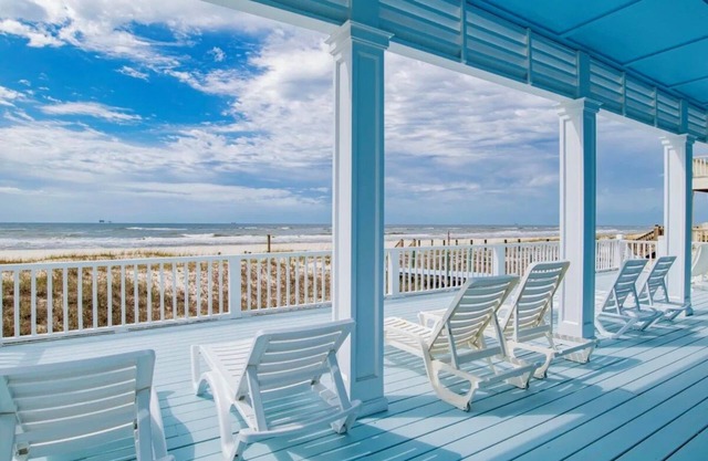 6 BR Gulf Front Home! Sleeps 17 - Southern Lotus