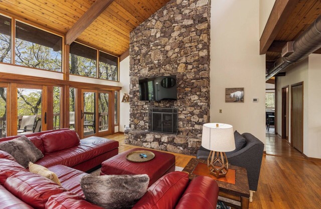 6 BR home, NEW HOT TUB, EV Charger.Walk to slopes! Close to wineries & breweries