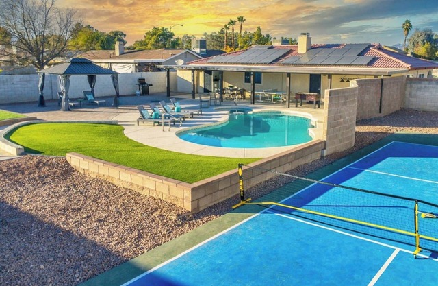6 BR Oasis with Pool, Pickle Ball, Golf & More!