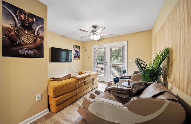 6 King Beds - Near DT & UGA - 2 Massage Chairs - Projector
