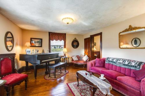 6 Mi to Hickory Run Park Victorian Home with Porch