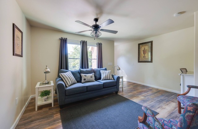 6 Mi to the Summit: Stylish Apt w/Patio Access