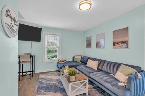 6-Min Walk to Asbury Park & OG Main St - Updated & Cozy Apartment in Historic Ocean Grove - Fire Pit & Patio - Fast Wi-Fi