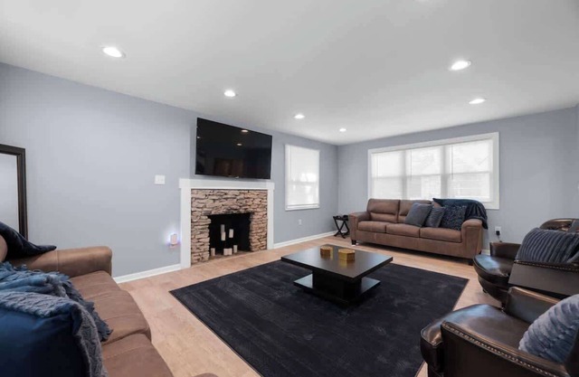 6 mins to Hoover Enclosed Porch 5Tv's Roku King