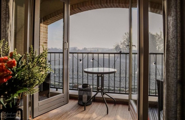 6-person holiday apartment (first floor) in Wolphaartsdijk