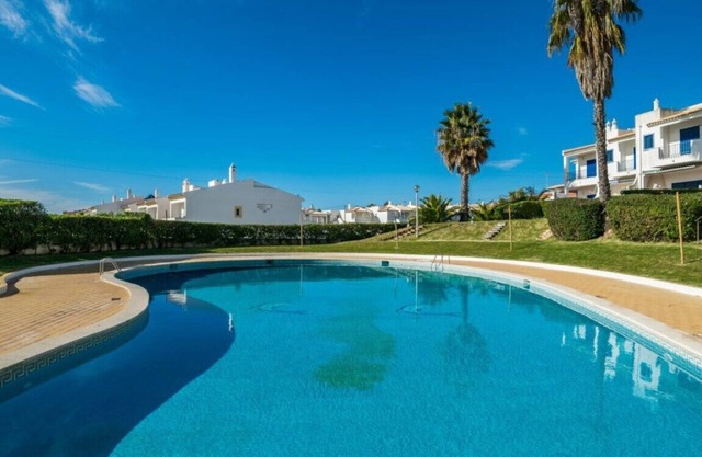 600m from the beach Apartment in a closed condominium between Oura and Albufeira