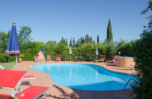 6½-room semi-detached house in a former Tuscan country house with pool