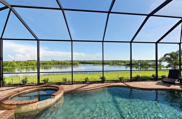 634 Breathtaking river view luxury house with a pool and golf