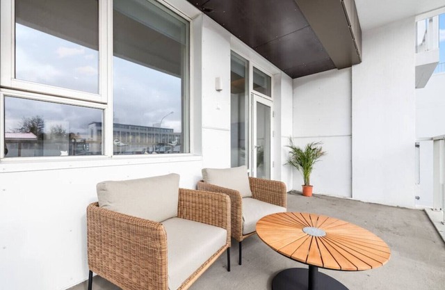 65" TV, Netflix, Free Parking, King Bed, Brand New