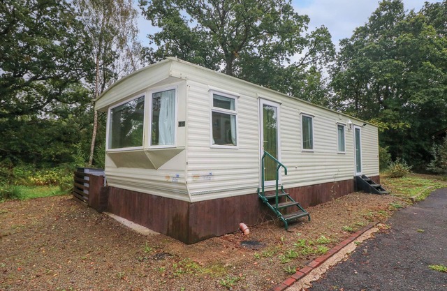 69 PENLAN HOLIDAY VILLAGE, pet friendly, with a garden in Cenarth