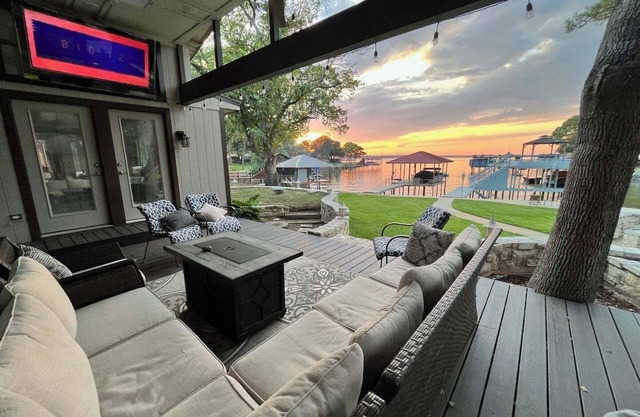 6BR/5Bath Single Story Lake Front Home at Cedar Creek w/boat rental option