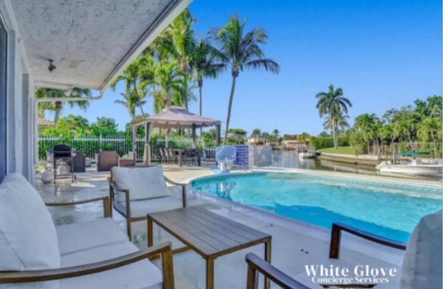 6BR Modern Waterfront Villa Heated Pool Gameroom