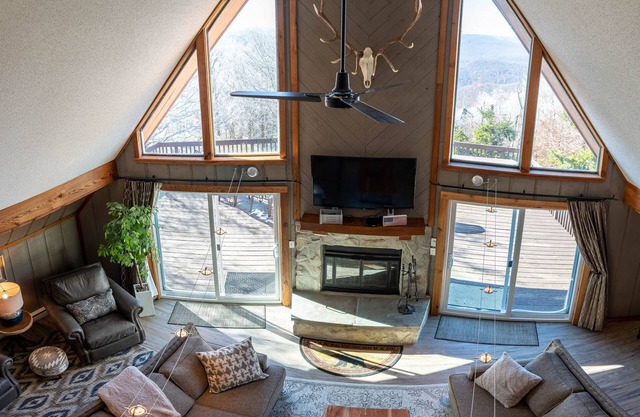 6BR Mtn House, Spectacular Valley and Sunset Views, Rec Room, Hot Tub, Fire Pit