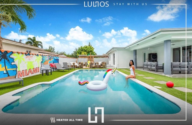 6BR Ultimate Retreat: Pool, Sports Court & BBQ