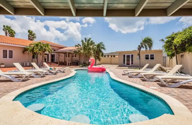 6BR Villa Sleeps 16+ Close 2 Beach w/Amazing Pool