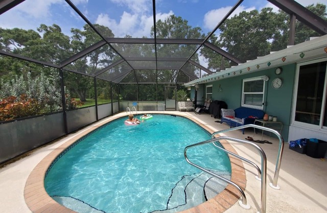 6min to Beach. Saltwater Pool, Fits 8ppl. Plz Inquire about Milton discount.