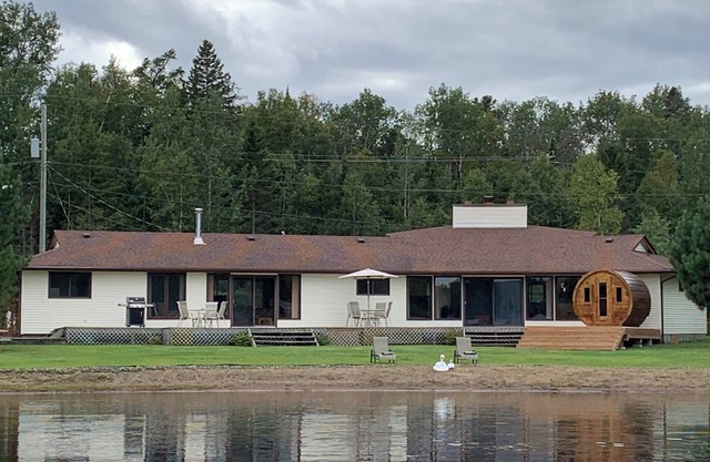 7-bed lakefront house with sauna, beach & boat launch — 15 min from Thunder Bay.