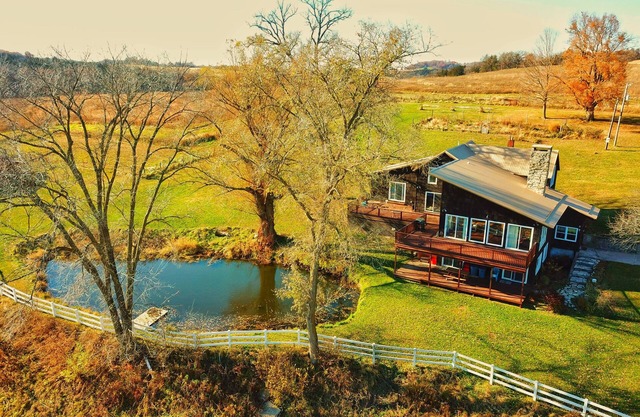 7 bedroom/3 bathroom Decorah Lodge on private Creek - SLEEPS 20