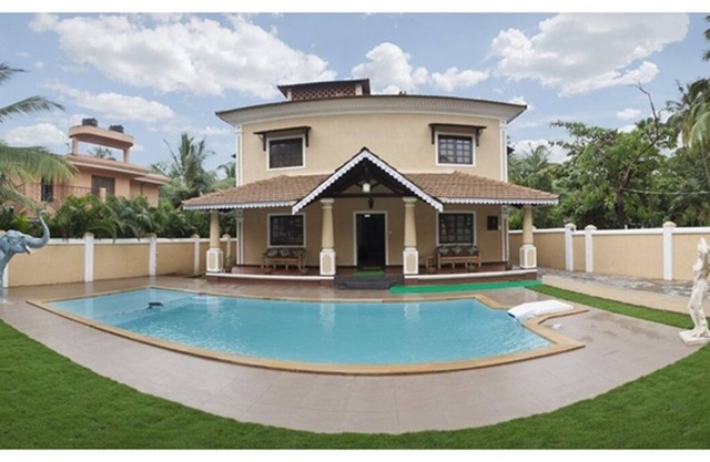 7 Bedroom Villa with a Private Swimming Pool - 2 minute walk to Calangute Beach
