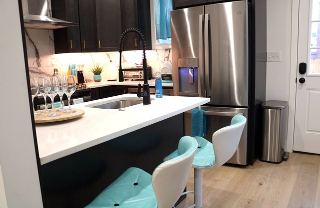 7 Beds/3 Baths, Art Museum, Entire House